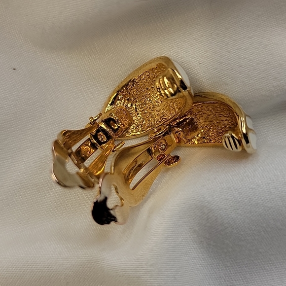 Vintage Milk White Enamel Half Hoop Gold Tone CLIP-ON Earrings Costume Jewelry - Picture 11 of 11